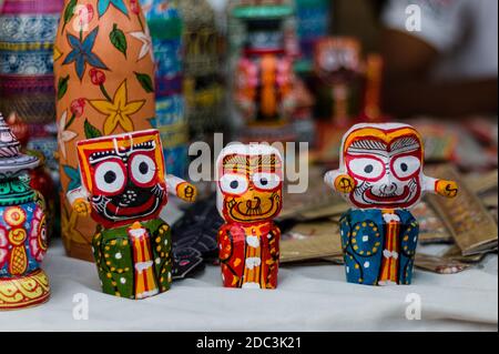 Los coloridos marionetas Rajasthani hechos a mano (Kathputli) han sido exhibidos en la tienda en Nueva Delhi, India Foto de stock
