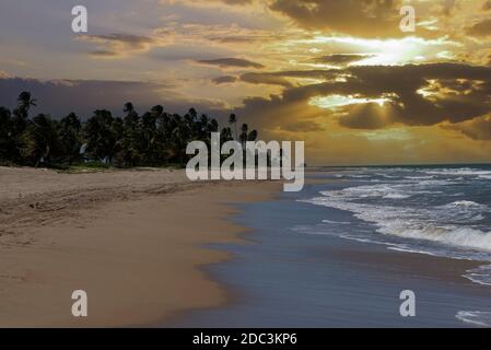 Puesta de sol en la playa en Río Grande, Puerto Rico