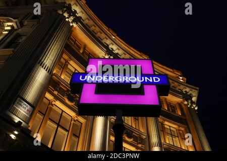 La Marca Sony PlayStation 5 se muestra fuera del metro de Oxford Circus en la plataforma de la estación de metro, en Londres, Gran Bretaña, el 18 de noviembre de 2020. REUTERS/Simon Dawson