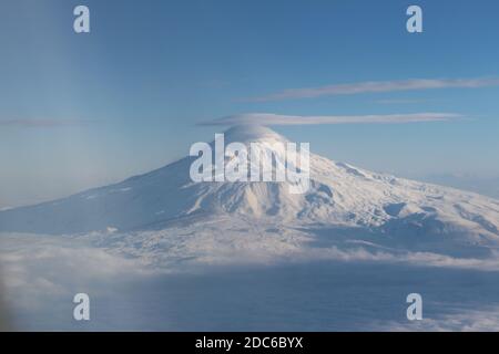 Foto del Monte Ararat nevado sobre las nubes