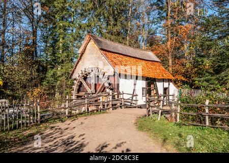 Antiguo molino de agua en Bokrijk, Genk, Bélgica.