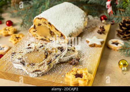 Tradicional pastel de Navidad alemán - Marzipan Stollen, galletas, y decoración de vacaciones. Foto de stock