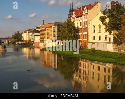 Vista en un canal de Mlywowka en Opole. Foto de stock