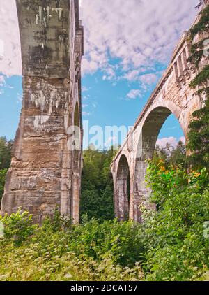 Pilones del viejo viaducto en Stanczyki desde la vista de ángulo bajo con el cielo en el fondo. Foto de stock