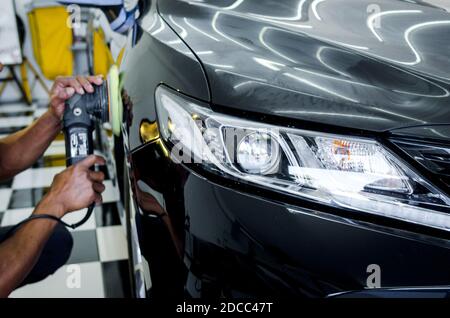 Hombre trabajando para pulir, recubrimiento de coches. El pulido del coche  ayudará a eliminar los contaminantes en la superficie del coche.encerar el  coche superficie c Fotografía de stock - Alamy