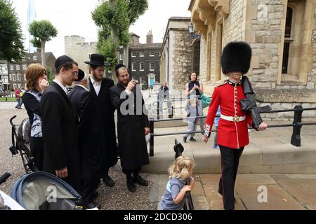 Gran Bretaña / Inglaterra / Londres / la Torre de Londres - Ortodoxa Judía haciendo fotos de la Guardia de la Reina .