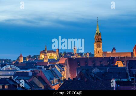 Vista de la ciudad al atardecer con San Lorenz, San Sebald y el Castillo en el fondo, Nuremberg, Baviera, Alemania, Europa Foto de stock