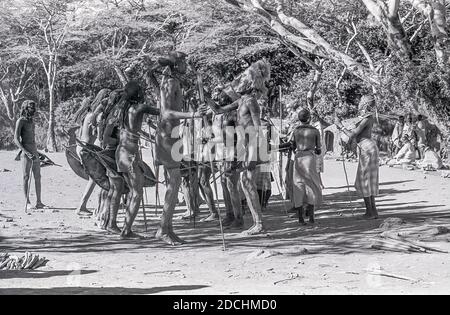 Kenia. Esta es una reunión de la gente tribal Maasai en el Valle del Rift no muy lejos de la pequeña ciudad de Narok, En una reunión anual de jóvenes Maasai Moran llamados guerreros cuando desfilan y bailan en uno de los pueblos con la esperanza de atraer a algunas niñas como esposa potencial. También ofrece la oportunidad para que el womenfolk muestre y, con suerte, venda parte de su trabajo artístico distintivo. El hogar ancestral de Maasai es el Valle del Rift que forma el famoso Parque Nacional y Reserva de Caza de Maasai Mara Foto de stock