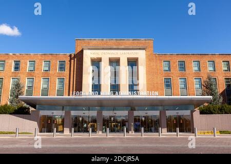 Silver Spring, MD, USA 11/10/2020: Vista exterior de la sede de la Administración de Alimentos y medicamentos de los Estados Unidos (FDA). Esta agencia federal aprueba el medicamento Foto de stock