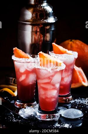 Cóctel de perro salado con jugo de pomelo, vodka, sal y hielo, fondo negro,  enfoque selectivo Fotografía de stock - Alamy