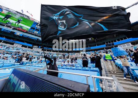 Charlotte, NC, EE.UU. 22 de noviembre de 2020. Sir Purr forma la bandera mientras los Panthers de Carolina toman el campo para el partido de la NFL en el Bank of America Stadium en Charlotte, NC. (Scott Kinser/Cal Sport Media). Crédito: csm/Alamy Live News