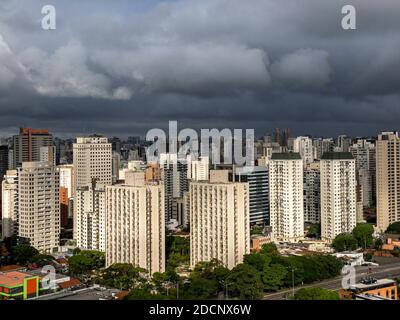 La lluvia está llegando pronto. Ciudad de Sao Paulo, Brasil. Foto de stock