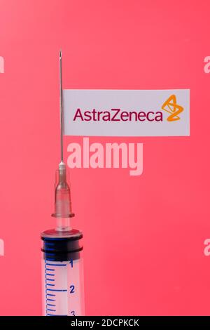 Stafford / Reino Unido - Noviembre 22 2020: AstraZeneca Oxford vaccine Covid-19 Concept. Aguja de jeringa y pegatina en ella, fondo borroso. Real