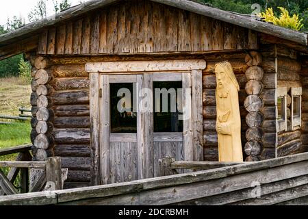 Una pequeña casa de madera hecha de troncos de oveja Foto de stock