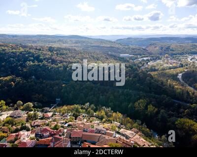 Increíble vista aérea de la ciudad de Veliko Tarnovo, Bulgaria Foto de stock