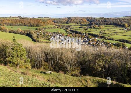 El pueblo de Uley escondido bajo la escarpa de Cotswold visto desde Uley Bury, un fuerte de la Edad de Hierro, Gloucestershire Reino Unido