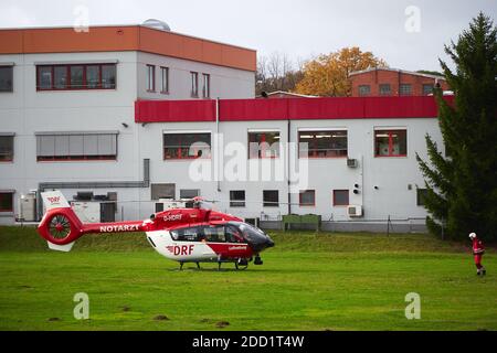 SIEGELSDORF, ALEMANIA - NOVIEMBRE 16 2020: Helicóptero H145 de Airbus de la DRF Luftrettung, helicóptero de emergencia