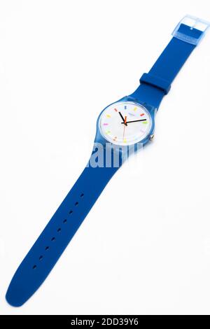 Italia 07.10.2020 - Reloj de cuarzo suizo de niños Swatch Blue Fotografía de stock - Alamy