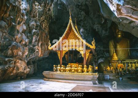 Templo Wat Tham Chiang Dao, cueva en la provincia de Chiang Mai, Tailandia Foto de stock