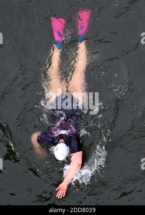Los nadadores participan en las 4 estrellas de natación en aguas abiertas en el Bassin de la Villette en París, Francia, el 17 de junio de 2018. Foto de Alain Apaydin/ABACAPRESS.COM Foto de stock