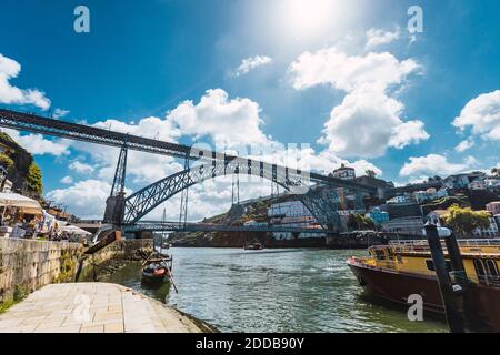 Dom Luis I Puente sobre el Río Duero en la ciudad contra el cielo, Oporto, Portugal Foto de stock