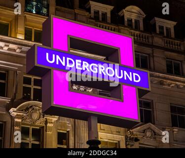 Londres, Reino Unido - 22 de noviembre de 2020: Señal del metro de Londres en Oxford Circus Station - cambiado al símbolo cuadrado del mando de PlayStation para promover el