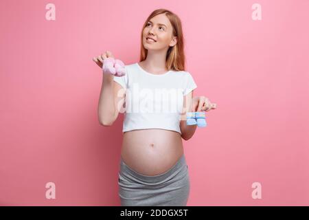 Boy patucos en zapatos de hombre adulto Fotografía de stock - Alamy