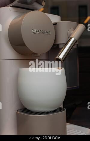 Nespresso profesional fotografías e imágenes de alta resolución - Alamy