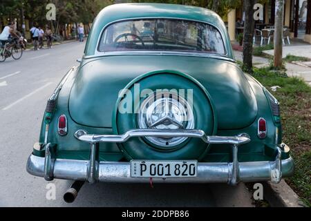 Vinales, Cuba-Feb 15, 2020: Antiguo coche americano Vintage en Cuba. Estos automóviles clásicos se utilizan principalmente como taxi y también alquiler para los turistas. Foto de stock