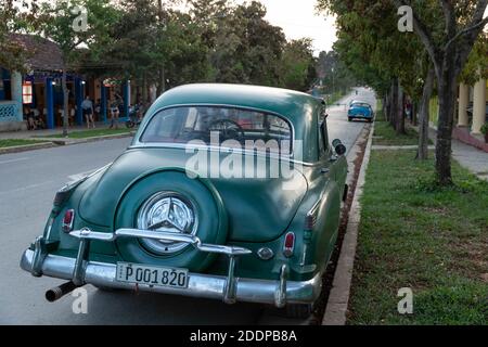 Vinales, Cuba-Feb 15, 2020: Antiguo coche americano Vintage en Cuba. Estos automóviles clásicos se utilizan principalmente como taxi y también alquiler para los turistas. Foto de stock