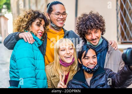 Cinco mujeres multiétnicas sonriendo con leggins deportivos y temas que  sostienen pelota de fitness, guantes de boxeo y otras cosas aisladas sobre  fondo blanco Fotografía de stock - Alamy