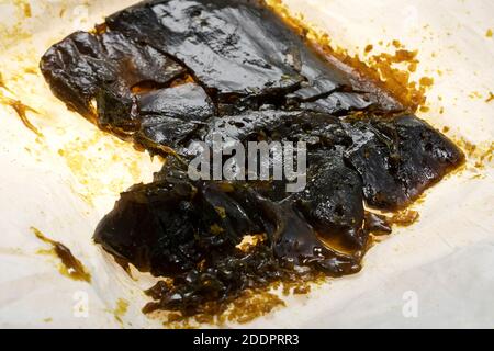 cera de fragmentos de marihuana medicinal concentrado de aceite de cannabis procesado closeup en california Foto de stock