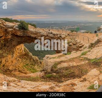 Vista de la puesta de sol de la cueva de Keshet, un arco de piedra caliza que abarca los restos de una cueva poco profunda, en el Parque Adamit, Galilea occidental, el norte de Israel Foto de stock