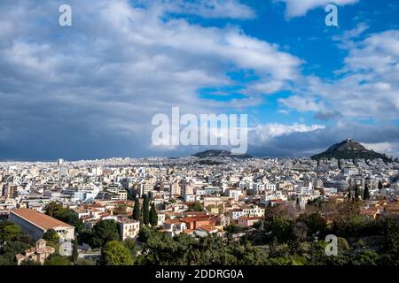 Monte Lycabettus y Atenas vista del paisaje urbano desde la colina de la Acrópolis en Grecia, cielo azul nublado, día soleado Foto de stock