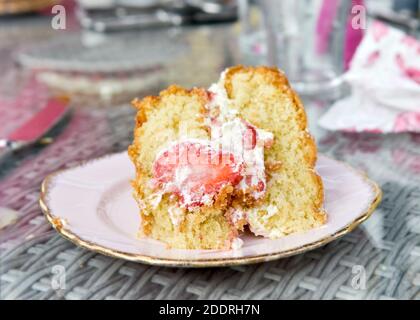 Victoria bizcocho en un molde para horno en placa de madera [tierra] hacer  un pastel' (10 de 46 Fotografía de stock - Alamy