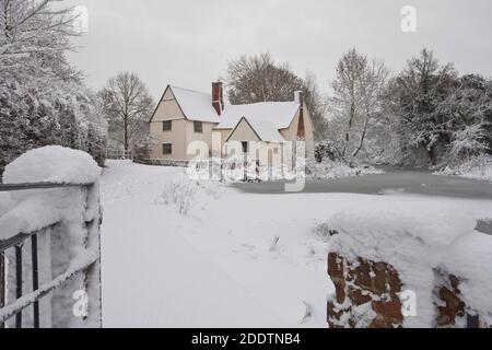 Una escena invernal congelada en el río Stour en Suffolk, con la casa de Willy Lott al fondo en Flatford Foto de stock