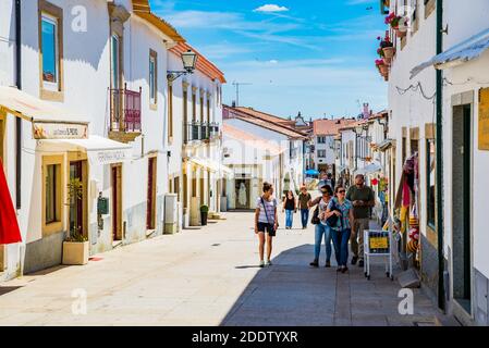 Calle soleada en el casco antiguo. Miranda do Douro, Terras de Trás-os-Montes, Portugal, Europa Foto de stock