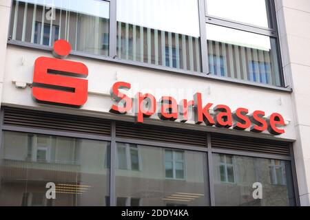 Berlín, Alemania - 14 de noviembre de 2020: Signo del Sparkasse - Banco en la parte delantera de la tienda bancaria. Foto de stock