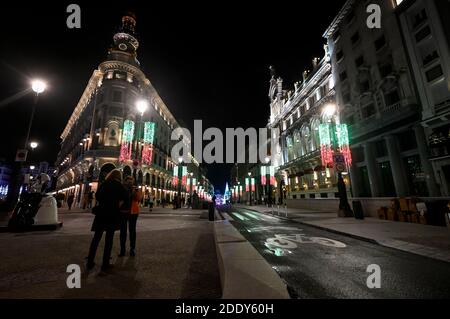 Madrid, español. 26 de noviembre de 2020. Encender la iluminación tradicional de Weihafterts en el centro de la ciudad. Madrid 11/26/2020 | uso en todo el mundo crédito: dpa/Alamy Live News
