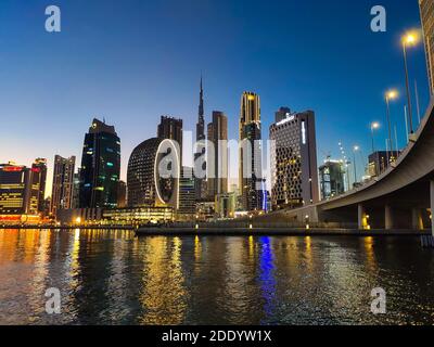 Dubai, Emiratos Árabes Unidos - 19 de octubre de 2020: Centro de Dubai moderno paisaje urbano vista desde el puerto deportivo de Marasi en la Bahía de Negocios al atardecer en t. Foto de stock