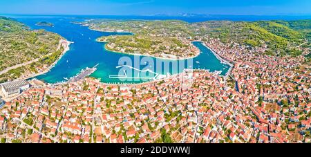Bahía de vela Luka en la isla de Korcula vista panorámica aérea, archipiélago del sur de Dalmacia, Croacia Foto de stock