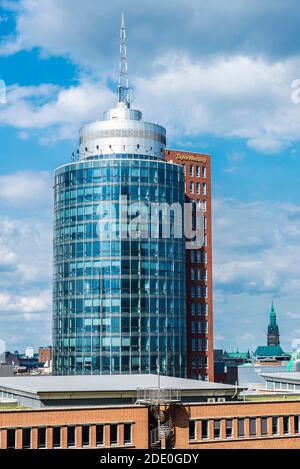 Hamburgo, Alemania - 21 de agosto de 2019: Hanseatic Trade Center (HTC) y Columbus Haus, moderno edificio de oficinas de Taylor Wessing en HafenCity, en el puerto Foto de stock