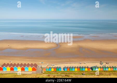 Vista de coloridas cabañas de playa en West Cliff Beach, Whitby, North Yorkshire, Inglaterra, Reino Unido, Europa