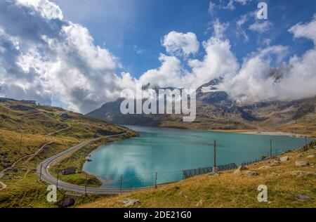 Paisaje en el Paso Bernina con el Lago Blanco entre Italia y Suiza en verano. Foto de stock