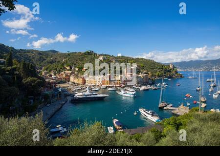 PORTOFINO, ITALIA, 1 DE SEPTIEMBRE de 2020 - Vista aérea de Portofino, un pueblo pesquero italiano, provincia de Génova, Italia. Un lugar turístico famoso con un Foto de stock