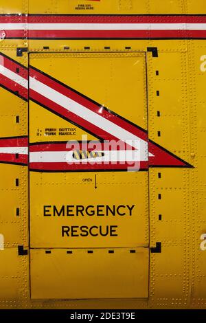 Helicóptero de rescate de emergencia, puerta y el museo del espacio aéreo de Canadá, Ottawa, Ontario, Canadá Foto de stock