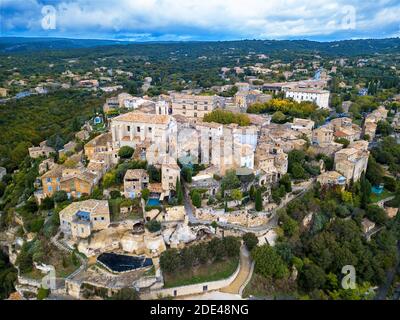 Aéreo sobre el pueblo de Gordes, Vaucluse, Provenza, Francia