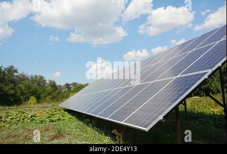 Paneles solares en el patio trasero de la casa, concepto de energía verde. Foto de stock