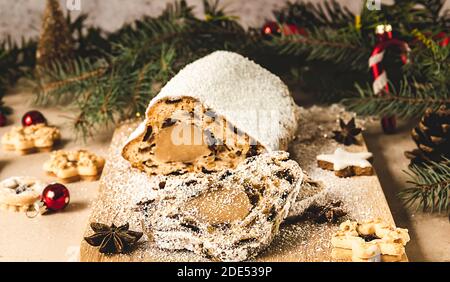 Pastel de Navidad tradicional alemán - Marzipan Stollen, galletas, y decoraciones de vacaciones. Imagen tonizada Foto de stock