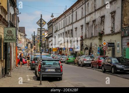 Cracovia, Polonia - 29 de julio de 2018: Calle Józefa en el barrio judío, Kazimierz, Cracovia, Polonia Foto de stock